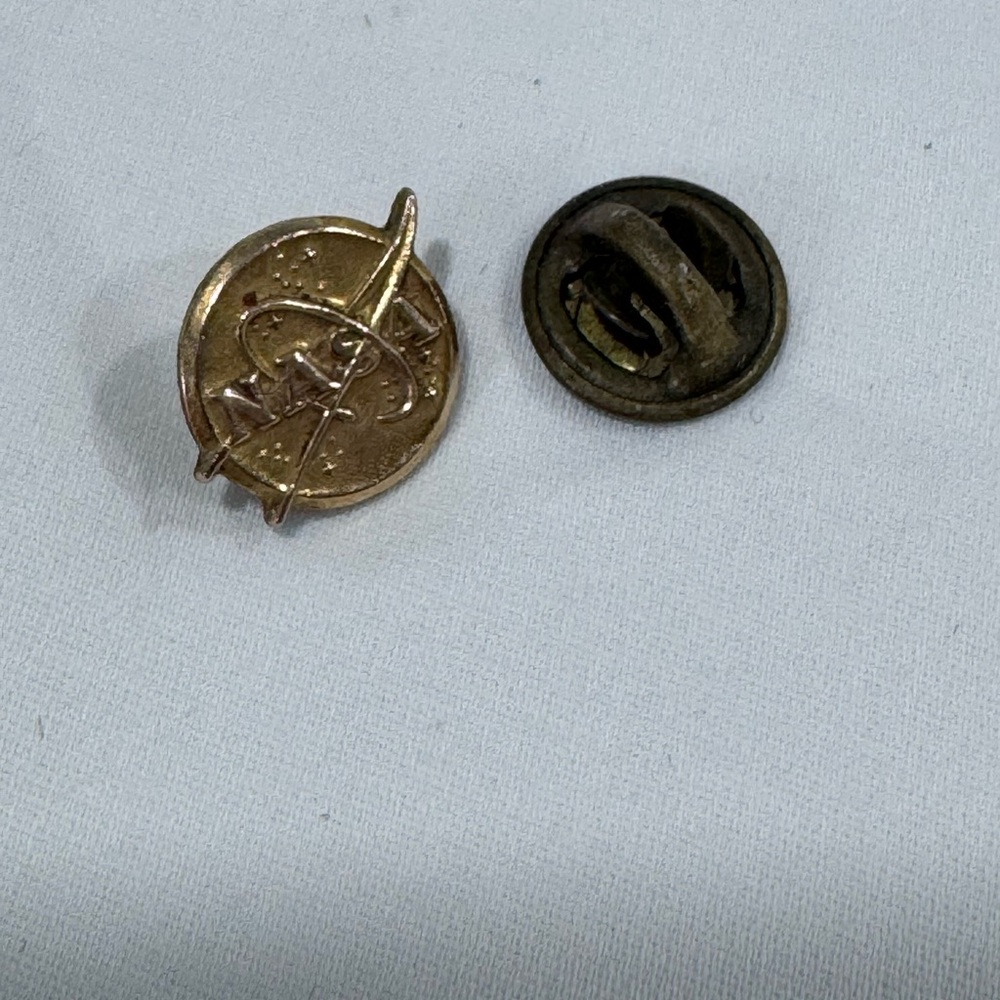 NASA Gold Tone Enamel Pin - Round “meatball” logo vintage - Picture 3 of 4